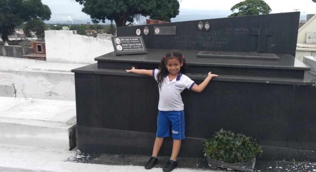 Criança apaixonada por cemitério viraliza nas redes sociais  (Foto: Reprodução)