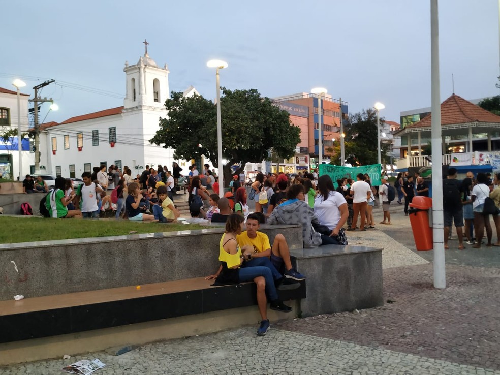 CABO FRIO, 17H30: Manifestantes se reúnem na praça Porto Rocha, no Centro da cidade — Foto: Marcelo Cristian/Inter TV