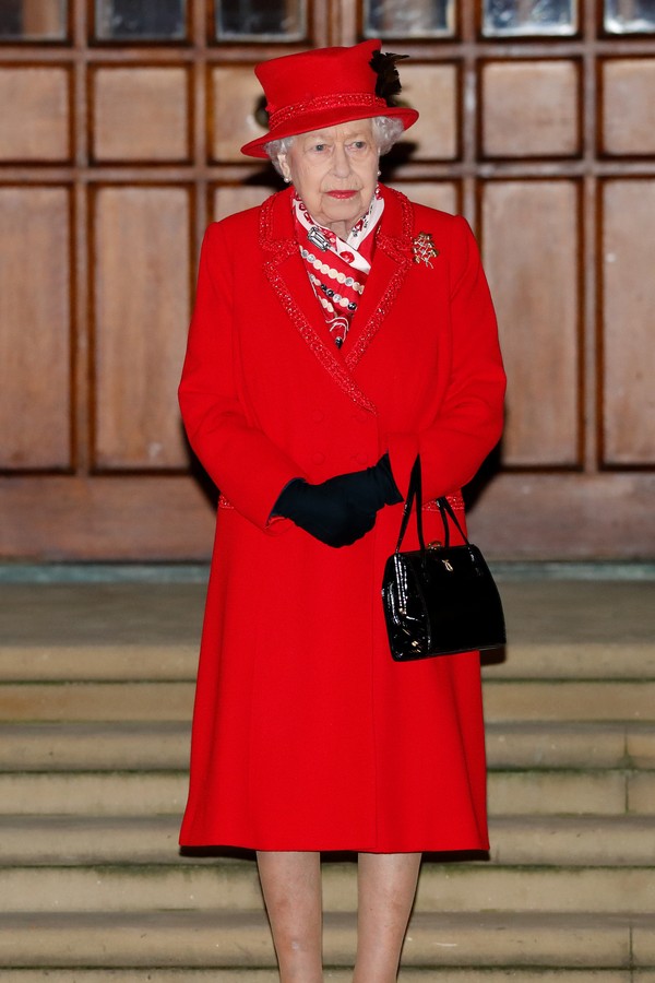 WINDSOR, UNITED KINGDOM - DECEMBER 08: (EMBARGOED FOR PUBLICATION IN UK NEWSPAPERS UNTIL 24 HOURS AFTER CREATE DATE AND TIME) Queen Elizabeth II attends an event to thank local volunteers and key workers from organisations and charities in Berkshire, who  (Foto: Getty Images/Pool)