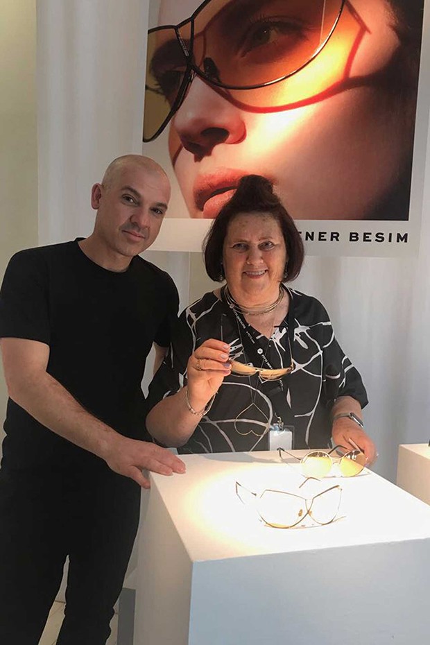 Suzy with Australian eyewear designer Senem Besir (Foto: @SUZYMENKESVOGUE)
