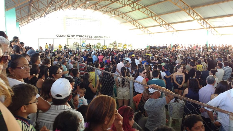 Populao de Barana lotou ginsio para se despedir do ex-prefeito — Foto: Carlos Oliveira 