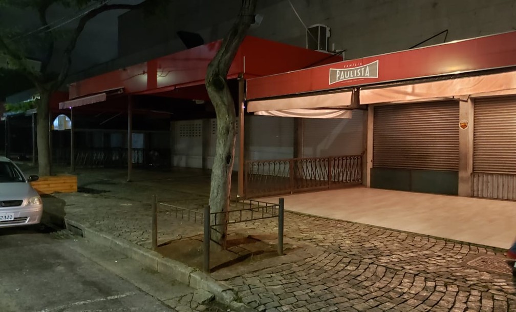 Estabelecimentos da Rua Alberto Cintra, na região Nordeste da capital, também não abriram  — Foto: Danilo Girundi / TV Globo
