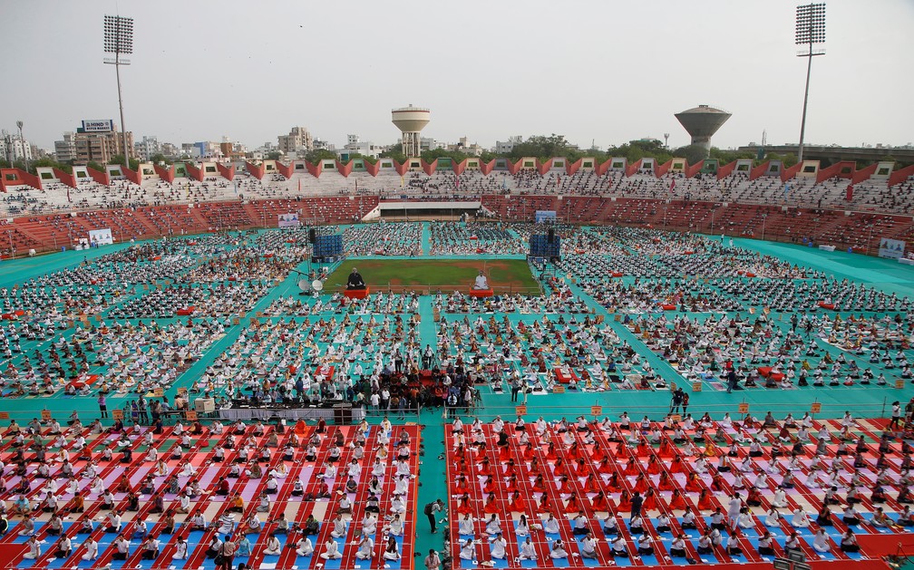 Multidão se reúne pra praticar yoga em Chandigarh, na Índia — Foto: Ajay Verma/Reuters