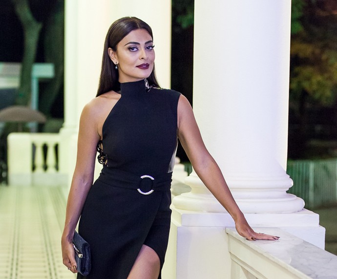 Juliana Paes arrasa com figurino elegante e sensual de Carolina (Foto: Artur Meninea / Gshow)