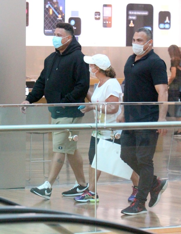 Ronaldo Fenômeno curte shopping com mãe e irmão (Foto: Edson Aipim/AgNews)