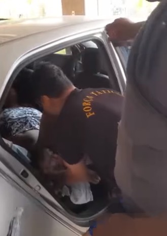 Policiais militares ajudaram em parto dentro de carro, em frente à sede de um quartel em SP (Foto: Reprodução/Instagram/Polícia Militar de SP)