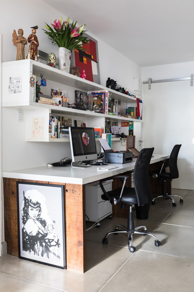 Um apartamento com móveis e objetos cheios de histórias (Foto: Lufe Gomes)