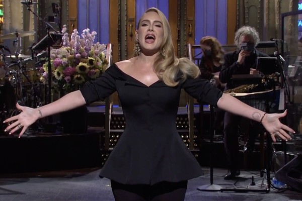 A cantora Adele durante participação no programa de humor Saturday Night Live (Foto: Divulgação)