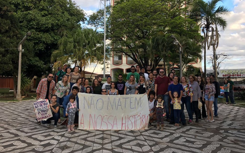 Moradores protestaram em defesa da praça (Foto: Graciele Henklain)