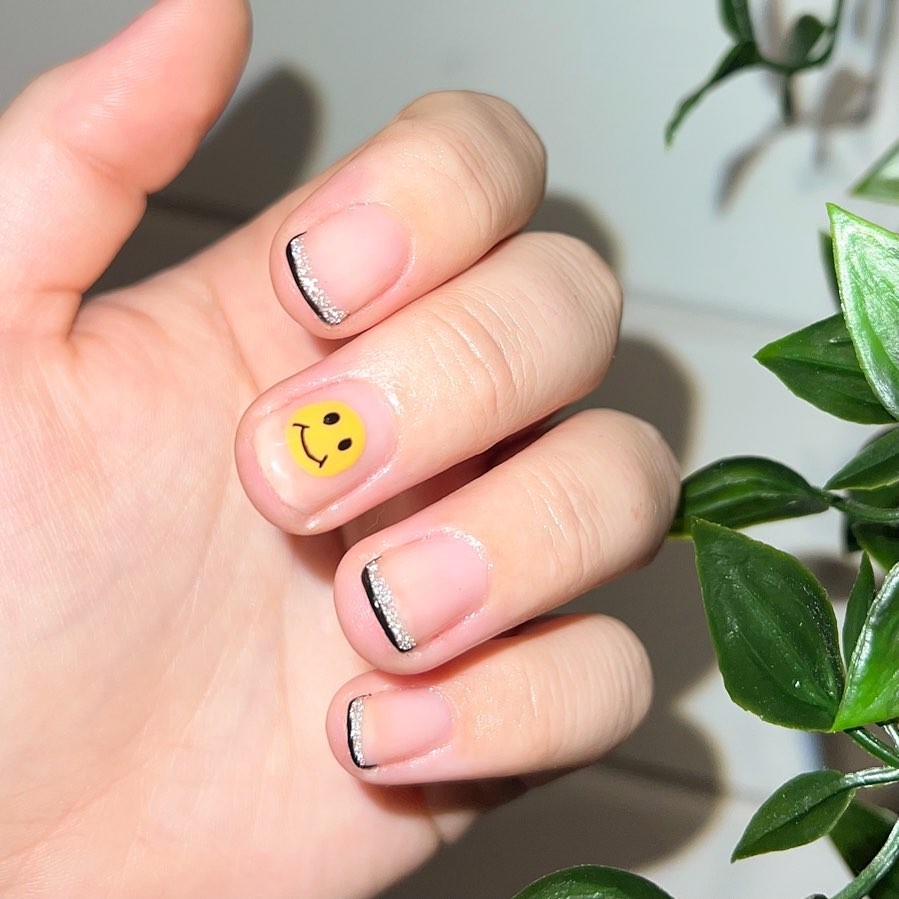 Francesinha minimalista é tendência de nail art (Foto: Reprodução/Instagram @lunarosenails)