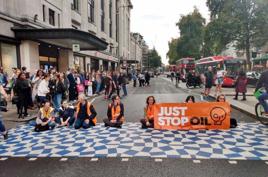 Ativistas do movimento Just Stop Oil em protesto contra novos projetos fósseis no Reino Unido.