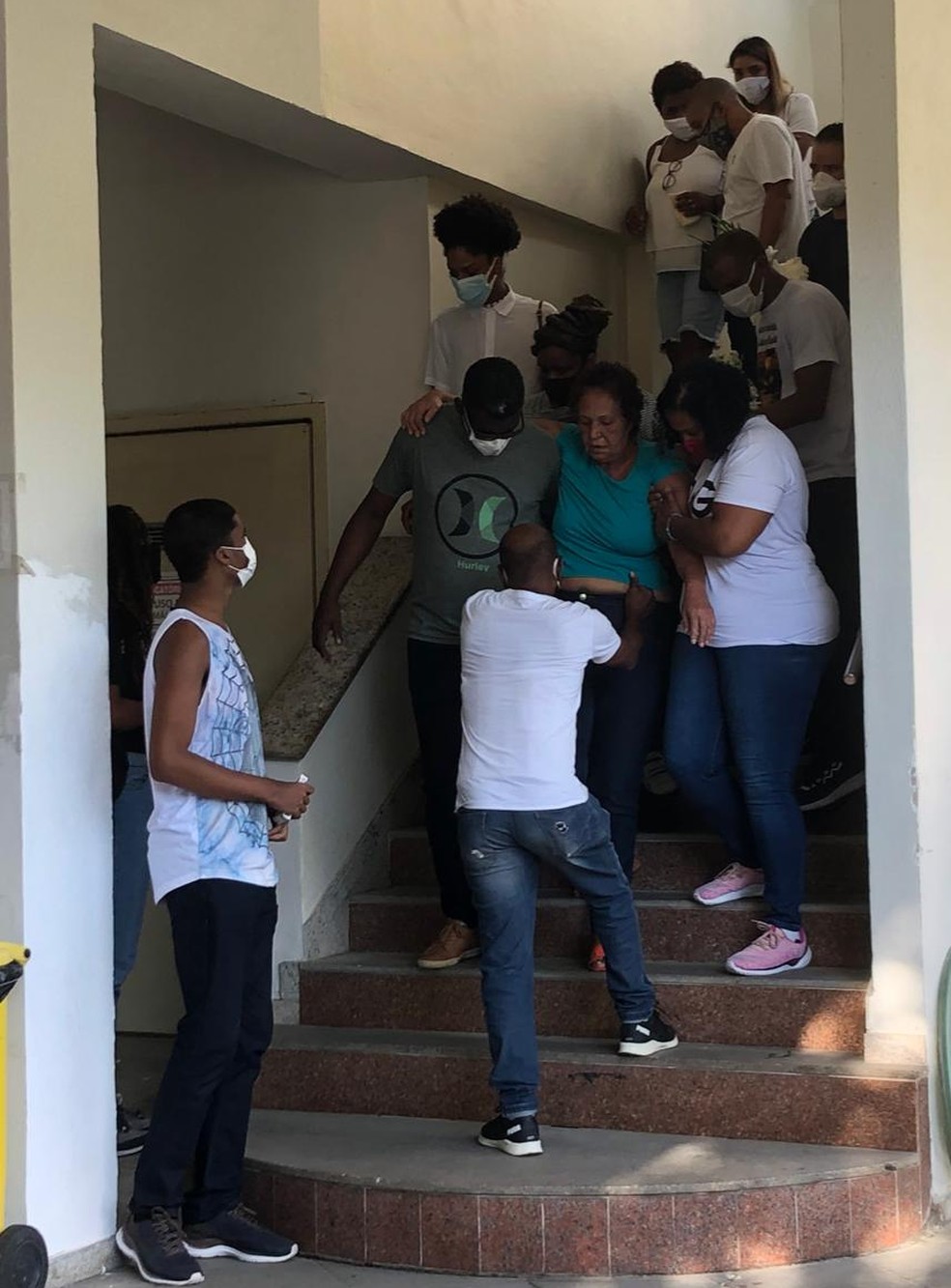 Avó de Kathlen passa mal durante o velório e precisa ser amparada — Foto: Henrique Coelho