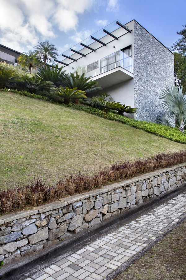 Casa de campo de 500 m² com décor minimalista, piscina e spa (Foto: Denilson Machado/MCA Estúdio)