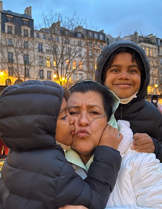 Regina Casé avec son petit-fils et son fils à Paris (Photo : Reproduction/Instagram)