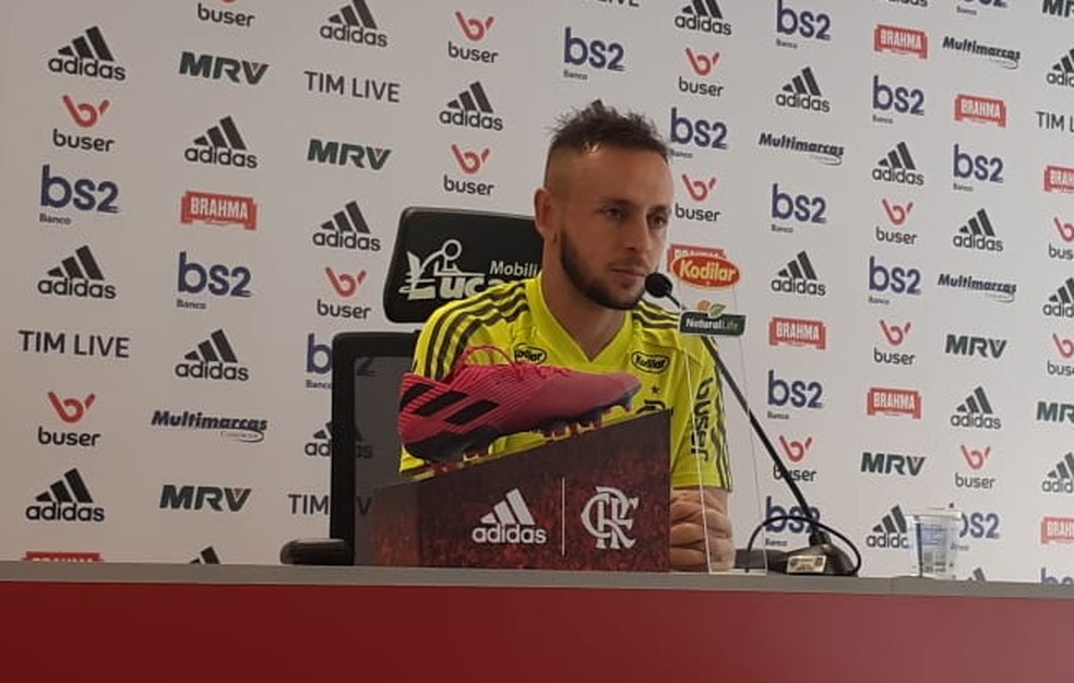 Rafinha concede coletiva no CT do Flamengo &mdash; Foto: Davi Barros