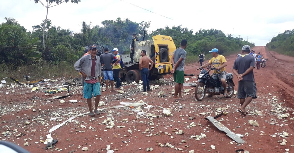 Fragmentos do carro forte ficaram espalhados por rodovia no Pará  — Foto: TV Liberal/Reprodução