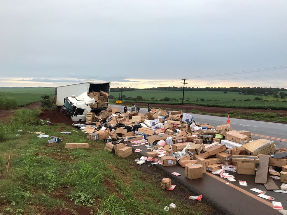 Motorista não ficou ferido, segundo os bombeiros (Foto: Corpo de Bombeiros de Assis/Divulgação)