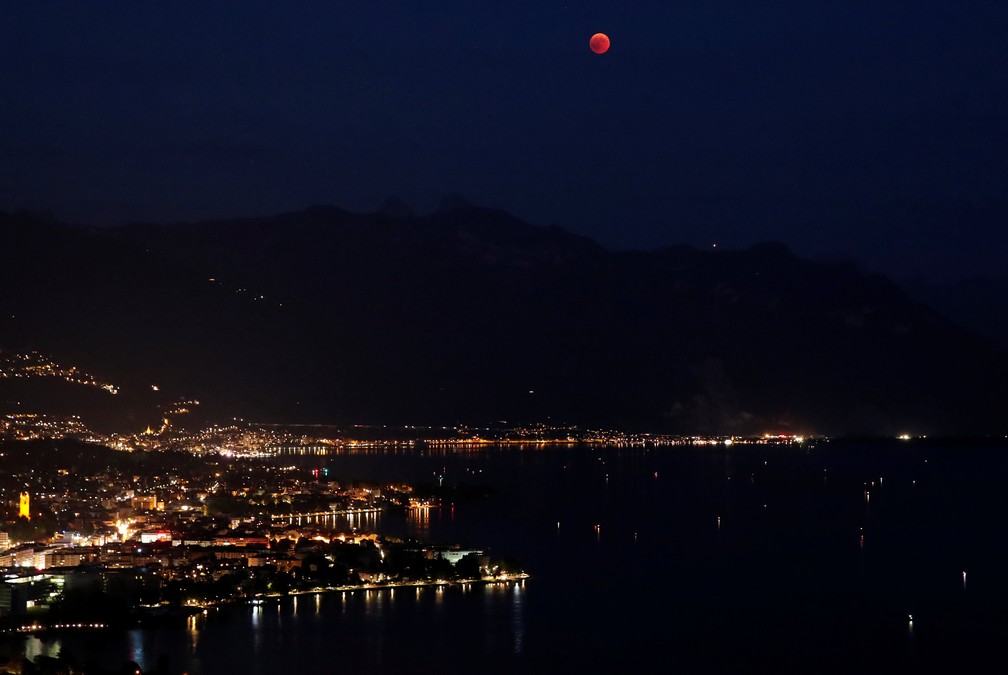 Eclipse visto sobre o céu de Chardonne, na Suíça (Foto: Denis Balibouse/Reuters)