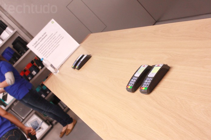 Máquina de cartão na Apple Store brasileira (Foto: Allan Melo / TechTudo)