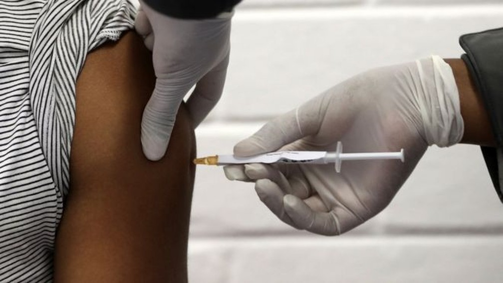 Só a fase 3 dos testes clínicos realmente diz se a vacina é capaz de prevenir a ocorrência de infecções — Foto: EPA
