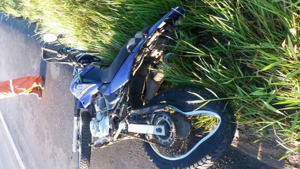 Motocicleta foi atingida por veículo não identificado na BR-101, em Goiana, neste sábado (9) (Foto: Divulgação/PRF)