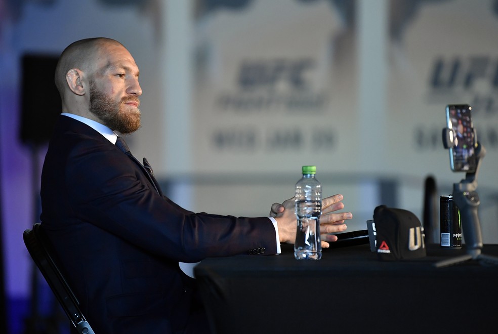 Conor McGregor reconheceu a superioridade de Dustin Poirier durante a coletiva do UFC 257 — Foto: Getty Images