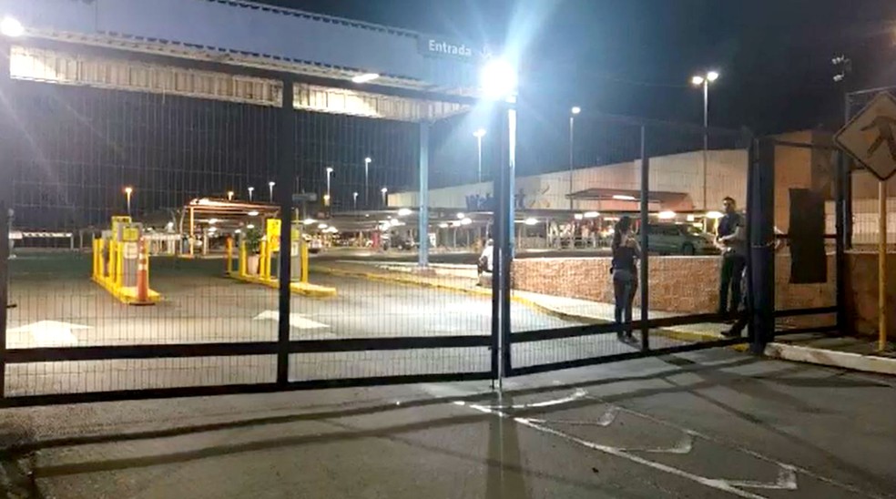 Supermercado foi totalmente evacuado após a suspeita de vazamento de gás — Foto: Leandro Fontes/TV TEM