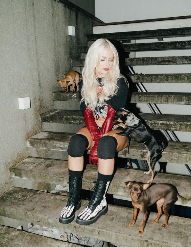 Luísa Sonza e as cachorrinhas Gisele Pinscher, Britney Spinschers e Duda Beainscher (Foto: Reprodução/Instagram)