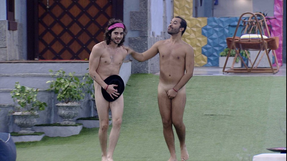 Fiuk e Gilberto pulam na piscina após permanência no BBB21 — Foto: Globo