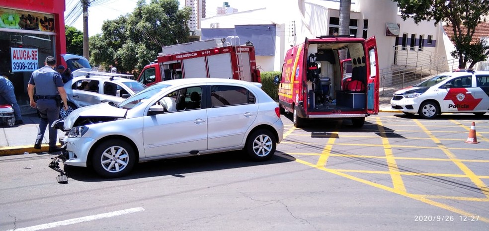 Batida envolveu dois carros em cruzamento no Centro de Presidente Prudente — Foto: Polícia Militar