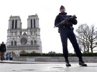 Carro com botijões de gás é deixado perto da catedral de Paris