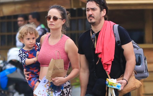 Marcos Veras e Rosanne Mulholland passeiam com o filho em praia no Rio