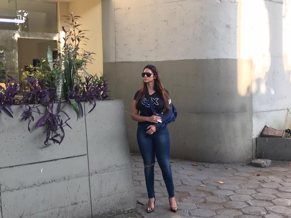 Shanna Garcia deixa a Delegacia de Homicídios — Foto: Henrique Coelho/G1