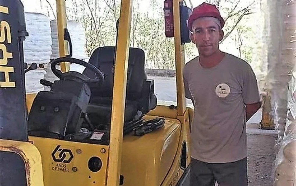 Operador de empilhadeira morre ao ser atingido por paletes carregados com produtos químicos em Porangaba (SP) — Foto: Arquivo Pessoal