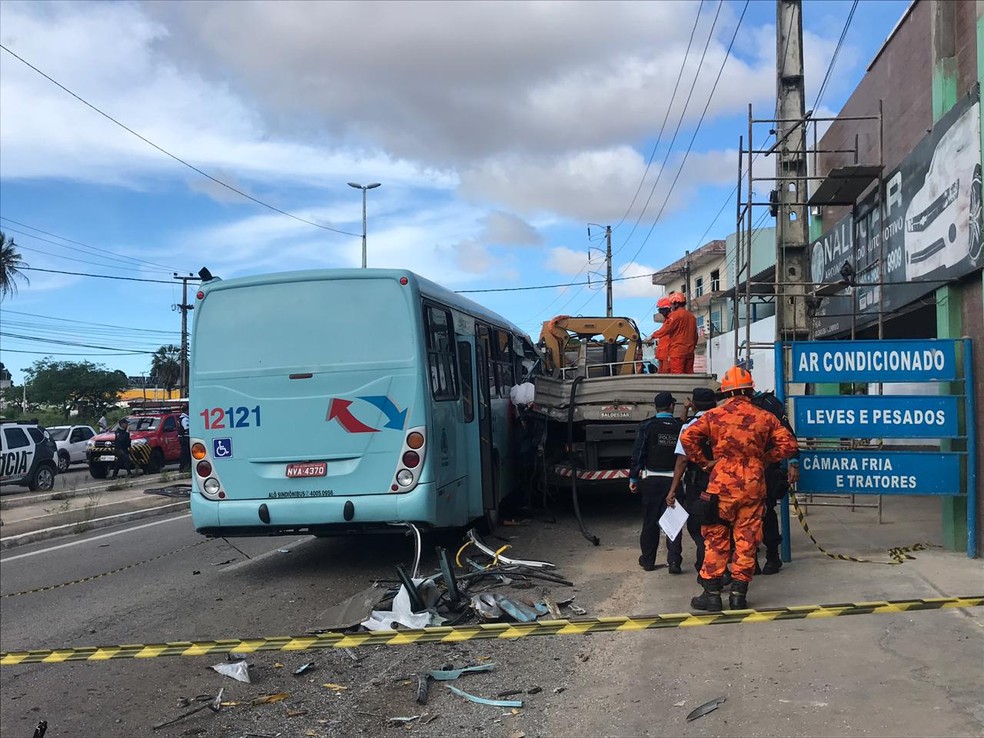 Passageira de ônibus tem corpo esmagado em acidente com caminhão em Fortaleza — Foto: Marcella de Lima