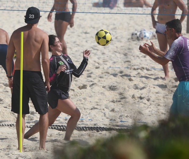 Giovanna Antonelli é observada pelo marido, Leonardo Giovanna Antonelli treina na Praia da Barra da Tijuca (Foto: AgNews)