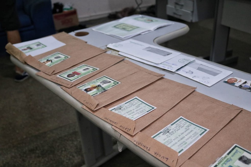 Documentos falsos foram apreendidos com suspeitos em apartamentos no bairro Cachoeirinha, Zona Sul de Manaus.  — Foto: Divulgação/SSP-AM