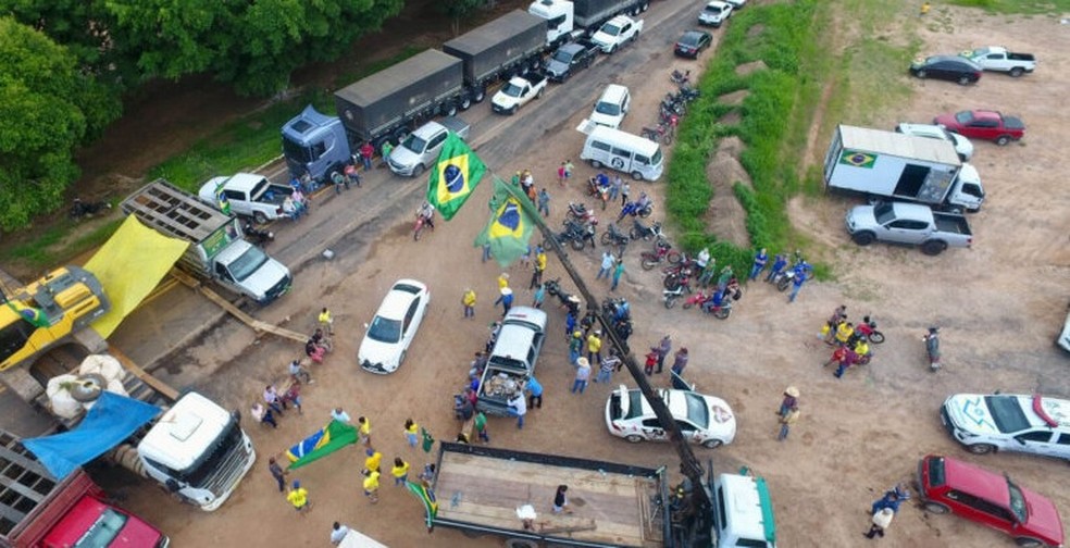 Bloqueio em Colorado do Oeste realizado após resultado das eleições — Foto: Reprodução