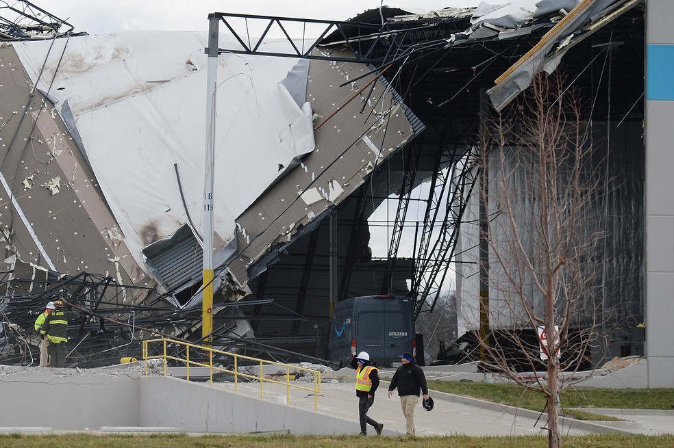 Equipes de resgate vasculham área onde parte da estrutura de um armazém da Amazon colapsou em Edwardsville, Illinois. — Foto: Michael B. Thomas/Getty Images/AFP