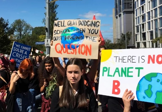 Jovens em protesto que pede medidas contra as mudanças climáticas (Foto: REUTERS via BBC News Brasil)