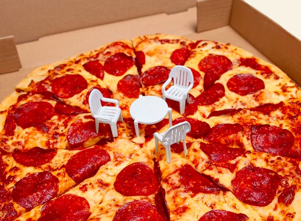 Cadeiras de plástico foram combinadas a famosa mesinha das caixas de pizza em campanha publicitária (Foto: Reprodução / John St.)