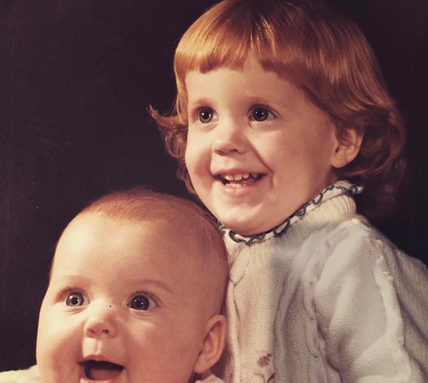Katy Perry quando criança com a irmã (Foto: Reprodução/Instagram)