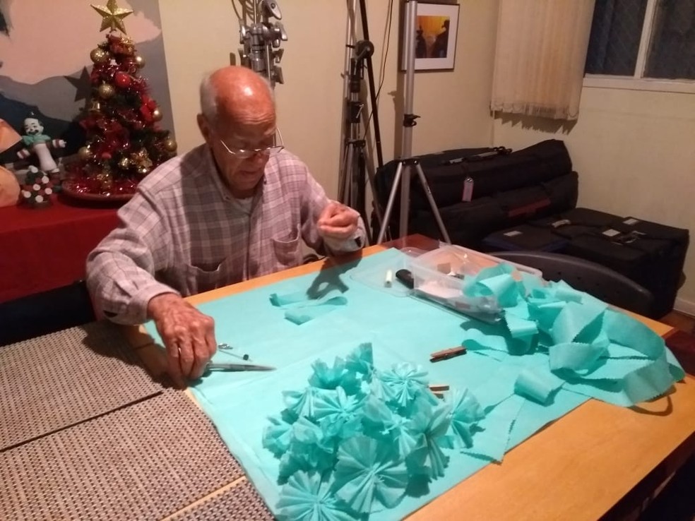Idoso de 91 anos produz palhacinhos para doação há mais de um ano e não pretende parar — Foto: Arquivo pessoal/Maura Regina de Carvalho