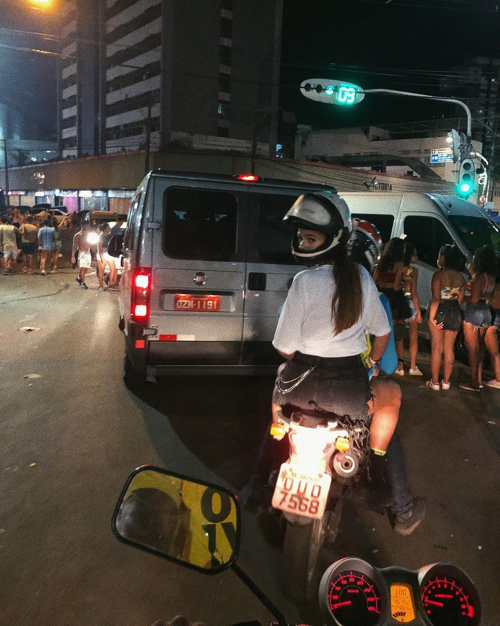 Bruna Marquezine pega mototáxi em Salvador — Foto: Reprodução/Instagram
