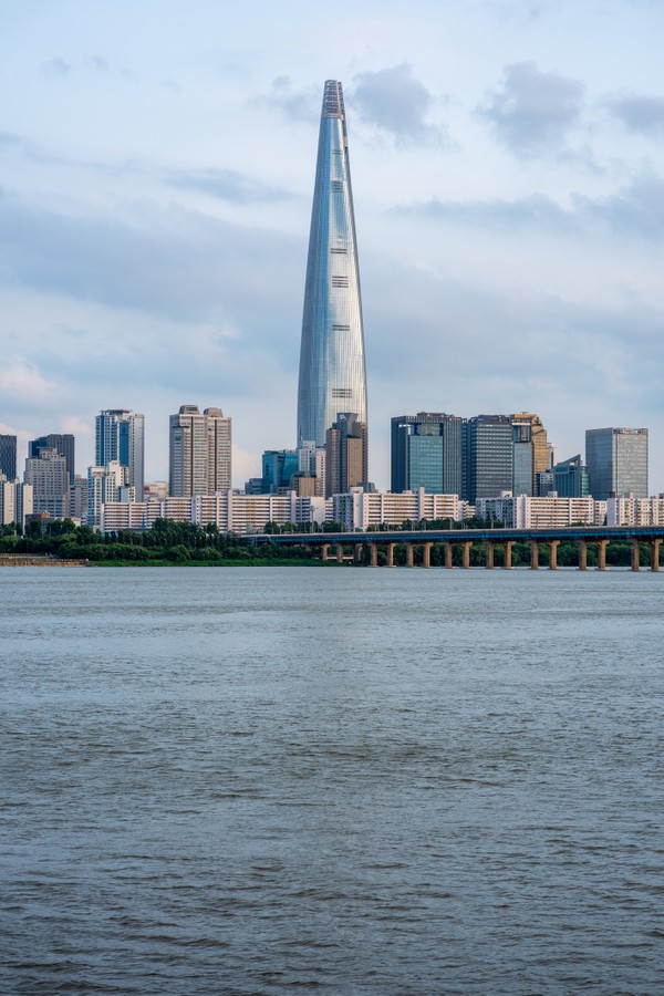 Lotte World Tower skyscraper and Han River in Seoul South Korea on 5 August 2022 (Foto: Getty Images/iStockphoto)
