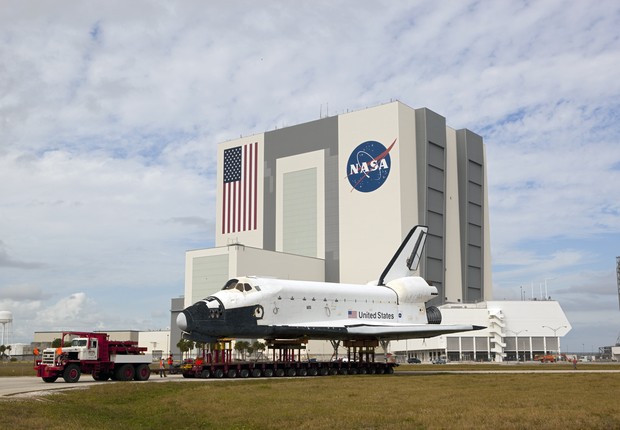 Prédio da NASA com ônibus espacial (Foto: NASA)