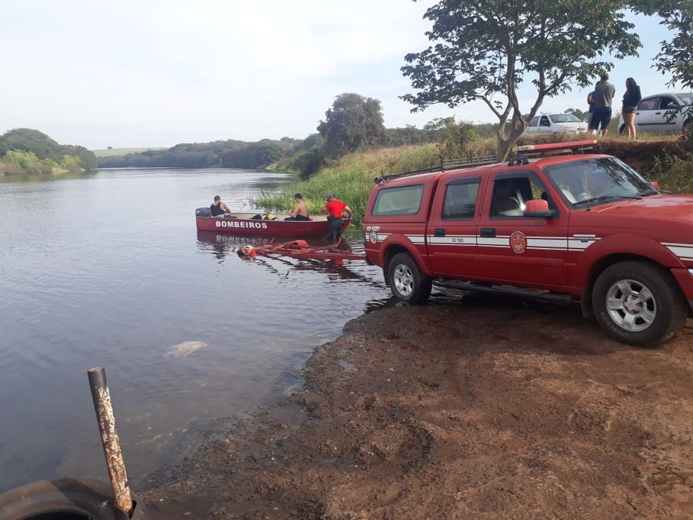 Bombeiros durante as buscas por mulher que desapareceu no Rio Tietê em Bariri — Foto: Pedro Casare/Jornal Candeia