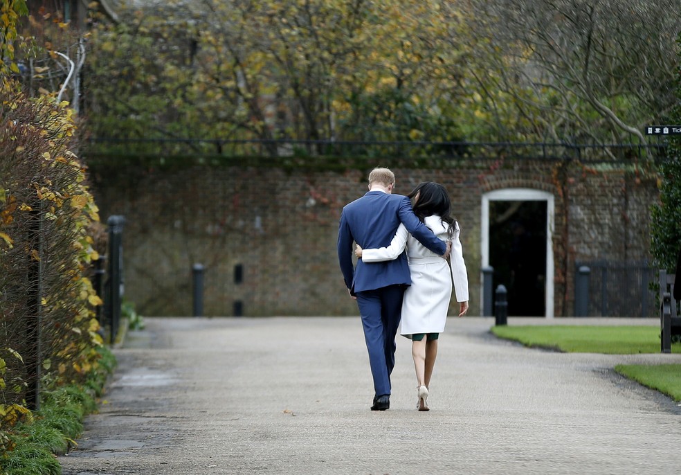 Príncipe Harry e a noiva Meghan Markle deixam os jardins do Palácio de Kensington após anúncio do noivado (Foto: AP Photo/Alastair Grant)