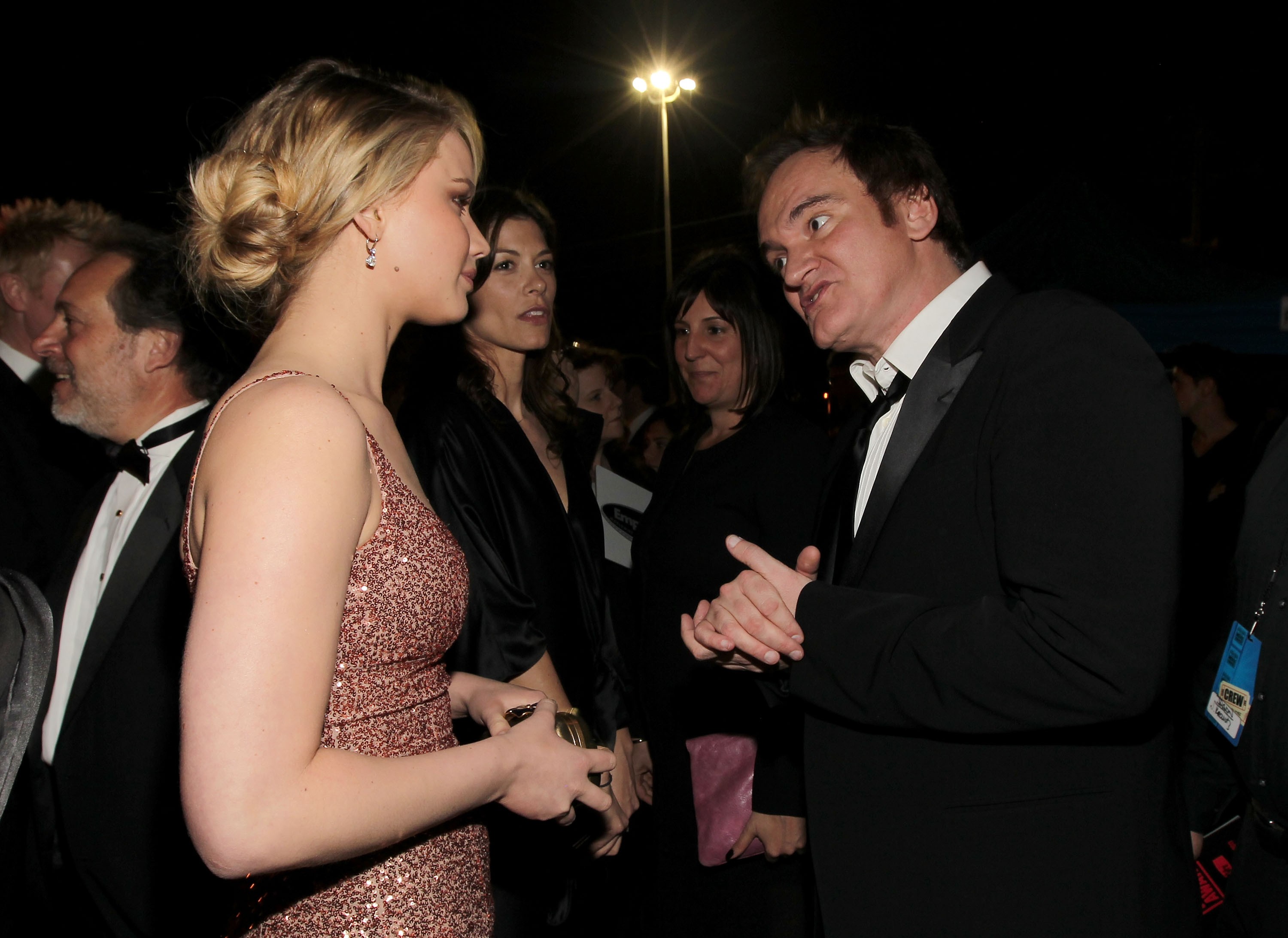 A atriz Jennifer Lawrence conversando com o cineasta Quentin Tarantino (Foto: Getty Images)