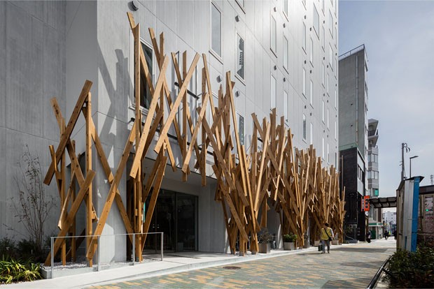 Kengo Kuma inaugura hotel industrial em Tóquio (Foto: Keishin Horikoshi/SS Tokyo/Divulgação)